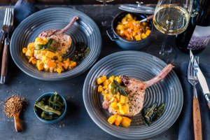 Iberico Koteletts mit K&uuml;rbisragout und frittiertem Salbei, &copy; Foodistas