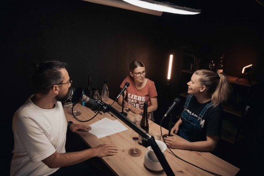 Moderator Felix Hoffmann mit Dr. Eva Vollmer und Hanneke Sch&ouml;nhals im Tonstudio f&uuml;r den Weinpodcast Keine Halben Flaschen, &copy; schiebezimmer