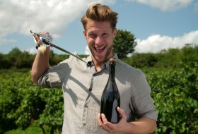 Rheinhessen erleben Sektflasche sabrieren &copy; Autorenkombinat