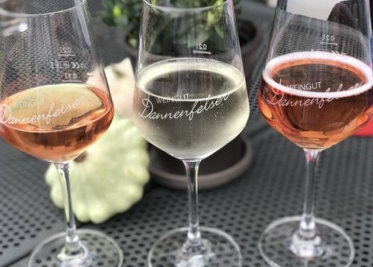 Weingenuss auf dem Winzerhof &copy; Weingut Dannenfelser