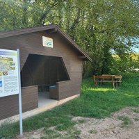 H&uuml;tte und Bank am Parkplatz