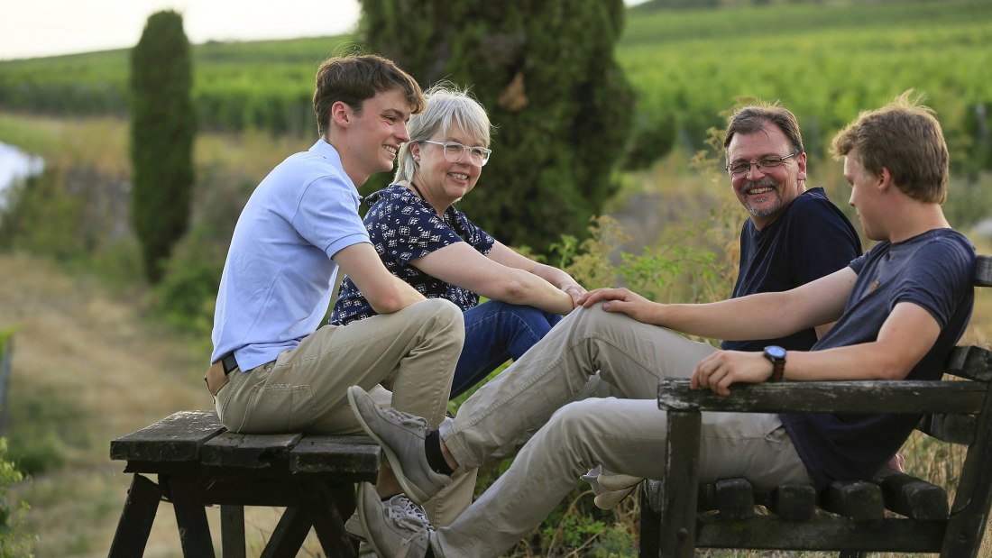 Familie auf Bank, © Marc Hurstel