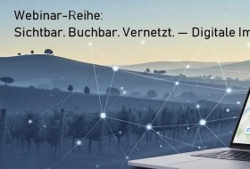 Ein Laptop steht vor einer stilisierten Landschaft mit Weinbergen. Auf dem Bildschirm ist eine digitale Kartenansicht mit Standortmarkierungen zu sehen. Im Hintergrund symbolisieren vernetzte Punkte und Linien digitale Verbindungen. Im Bild steht der Text: &bdquo;Webinar-Reihe: Sichtbar. Buchbar. Vernetzt. &ndash; Digitale Impulse f&uuml;r Gastgeber in Rheinhessen&ldquo;.