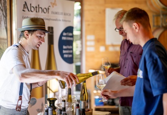 Weingut in Rheinhessen schenkt Weine den Gästen ein