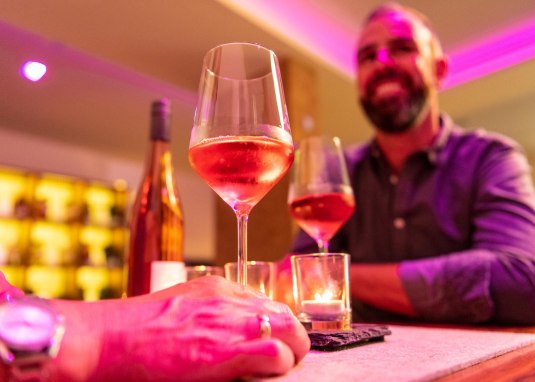 Weinlounge im Weingut M&uuml;ller Lichtweinprobe &copy; Dominik Ketz