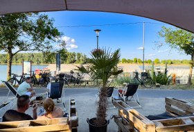 Wein am Rhein, Radlerrast am Rheinradweg