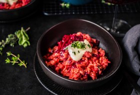 Rote Bete Risotto mit Ziegenk&auml;se &copy; Foodistas