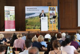 Prof. Dr. Jens Hermsdorf, Präsident der Hochschule Worms, spricht ein Grußwort.
