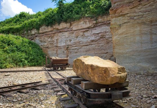 Schausteinbruch-Flonheim-Schmalspurschienen- -zwei-Loren, &copy; Frank Hamm