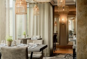 Modern eingerichtetes Restaurant mit stilvoll gedeckten Tischen und gemütlicher Atmosphäre.