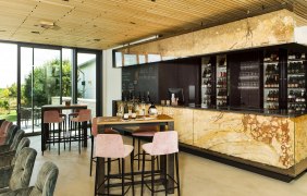 Vinothek Weingut Braunewell Theke &copy; Carsten Costard