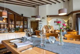 Gemütlich gedeckter Tisch in einem Restaurant mit rustikalem Charme und einladender Atmosphäre.