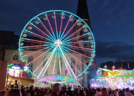 Riesenrad vor Nikolaikirche &copy; TI Alzey