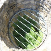 Der Brunnen ist etwa 10 Meter tief