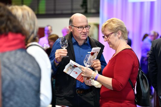 Weinforum Besucher mit Programmheft
