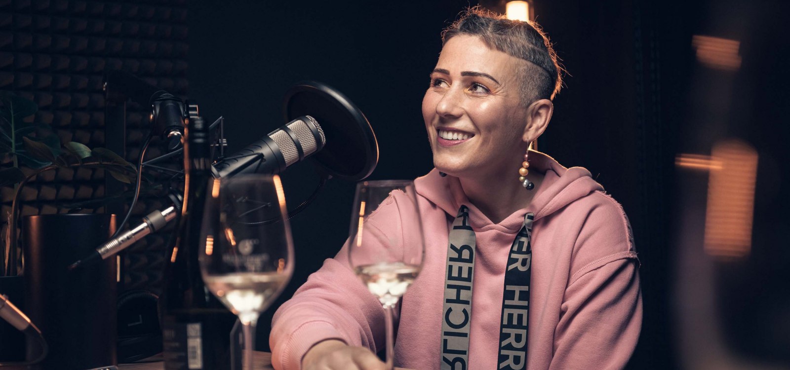 Nora Breyer im Podcast Studio, &copy; schiebezimmer
