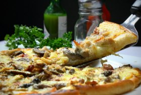 Pizza &copy; &copy;joshuemd/Pixabay