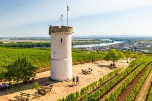 Wandelend paar bij de wachttoren in Nierstein, &copy; Dominik Ketz