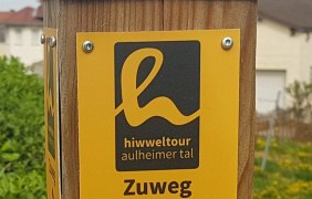 Markierung des Zuwegs zur Hiwweltour Aulheimer Tal &copy; Bernhard Zech