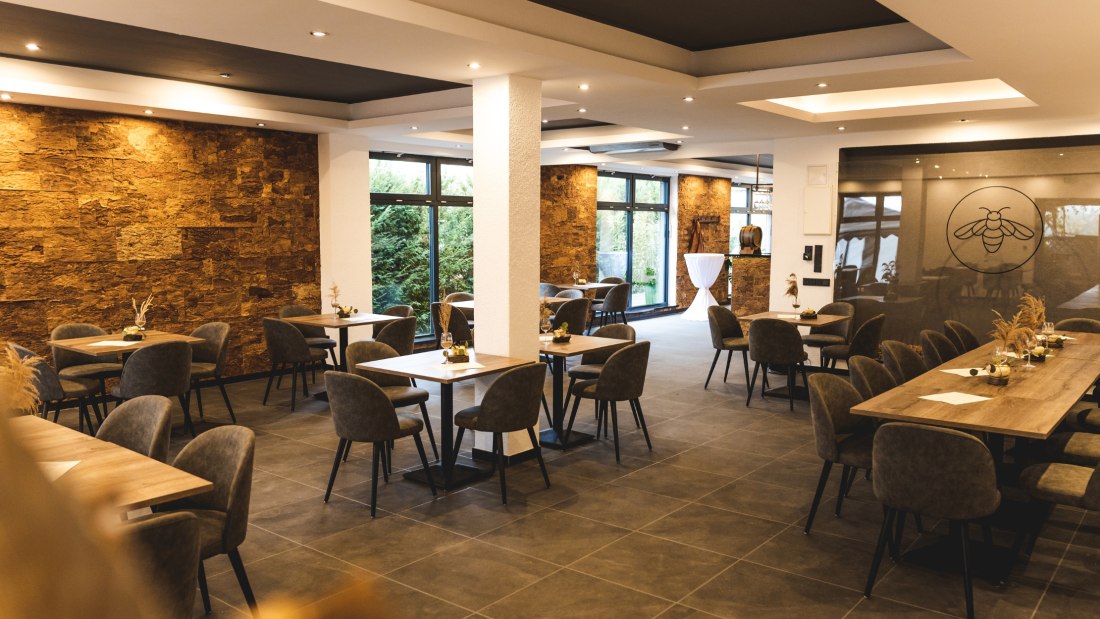 Das Bild zeigt einen eleganten Raum mit St&uuml;hlen und Tischen, perfekt f&uuml;r eine Weinprobe., &copy; Weingut am Honigberg