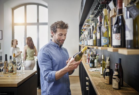 Weineinkauf in der Ingelheimer Vinothek, &copy; Roger Richter/IKuM GmbH