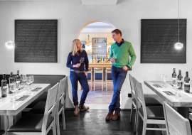 Paar in der Vinothek, &copy; Weingut Axel M&uuml;ller