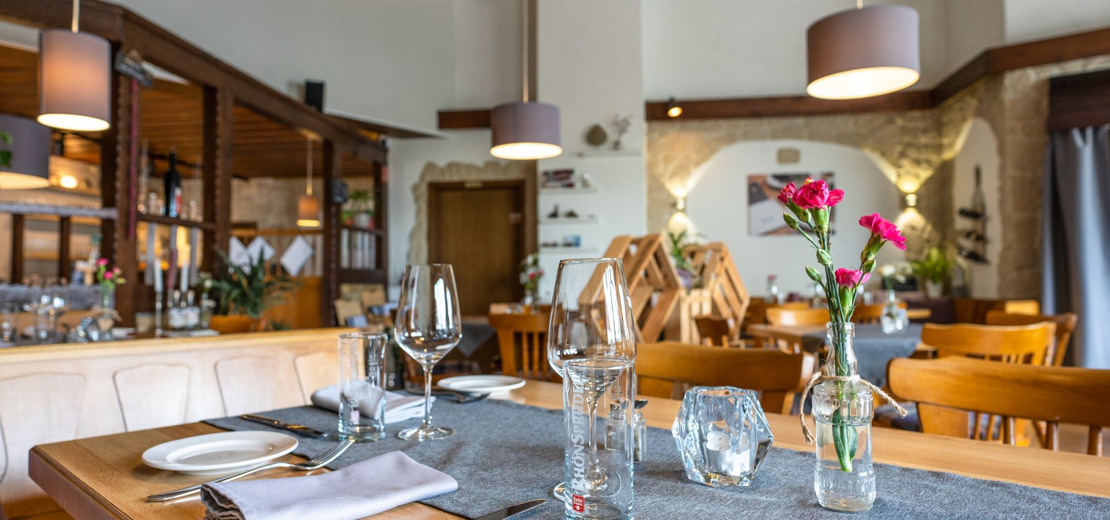 Gemütlich gedeckter Tisch in einem Restaurant mit rustikalem Charme und einladender Atmosphäre.