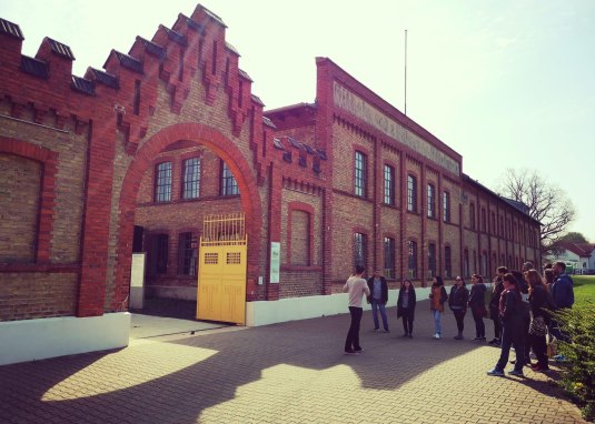 Gruppe vor dem Eingangstor des ehemaligen KZ &copy; NS-Dokumentationszentrum RLP