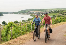 Radfahrpaar auf dem Roten Hang &copy; Dominik Ketz