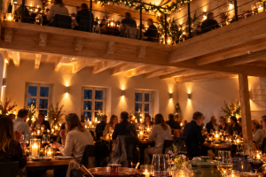 Gem&uuml;tlicher Abend im alpinen Gasthaus