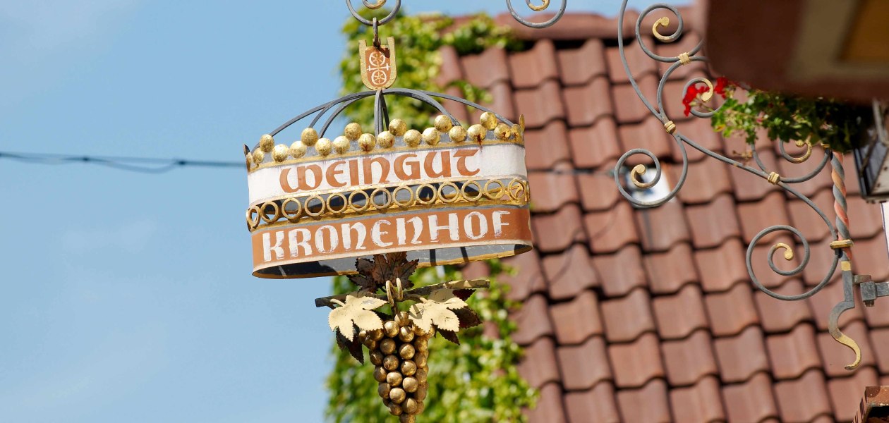 Weingut Kronenhof_Schild, &copy; Weingut Kronenhof