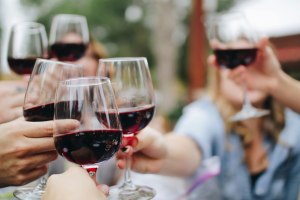 Wein, &copy; Foto von Kelsey Knight auf Unsplash