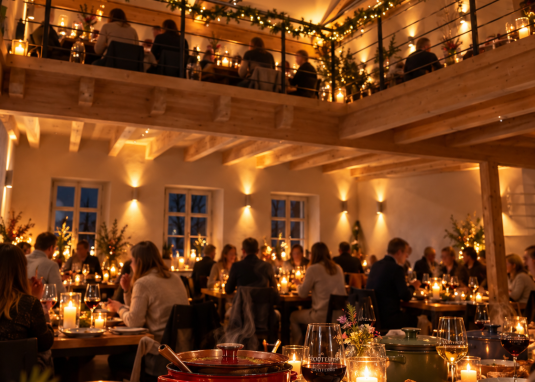 Gem&uuml;tlicher Abend im alpinen Gasthaus