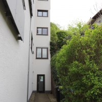 Hintereingang am Privatparkplatz, Aufzug vorhanden