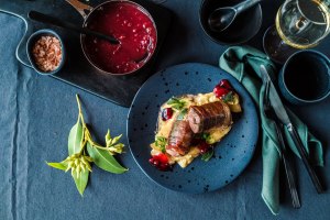Rehsaltimbocca mit Preiselbeerjus, dazu Schwarzwurzelgem&uuml;se