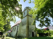 Blick vom Friedhof auf die Heidenturmkirche