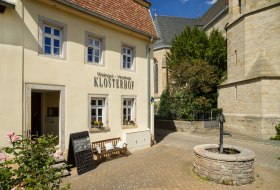 Vinothek Weingut Klosterhof  &copy; Carsten Costard