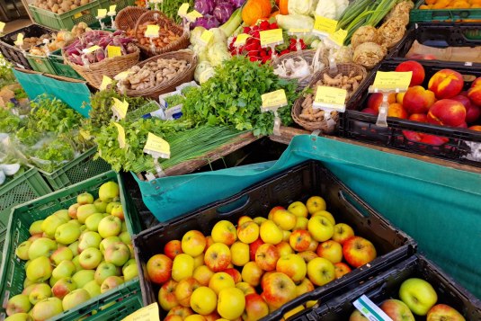 Frisches Obst, Gem&uuml;se und Kr&auml;uter vom Mainzer Wochenmarkt &ndash; regionale Produkte direkt vom Erzeuger