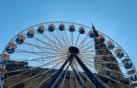 Riesenrad vor Nikolaikirche Alzey