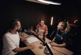 Moderator Felix Hoffmann mit Dr. Eva Vollmer und Hanneke Sch&ouml;nhals im Tonstudio f&uuml;r den Weinpodcast Keine Halben Flaschen &copy; schiebezimmer