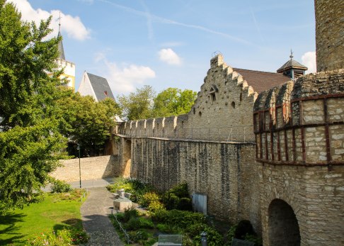 ingelheim-burgkirche-wehrmauer