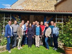 1. Vorstandssitzung der LAG Rheinhessen
v. l. n. r. Thomas J&auml;ger (Caritasverband Worms e. V.), Thorsten Richter (Sportbund Rheinhessen), Martina Scheuer in Vertretung f&uuml;r Landr&auml;tin Dorothea Sch&auml;fer (Rheinhessen-Marketing e. V.), Landrat Heiko Sippel (Kreisverwaltung Alzey-Worms), Dr. Petra Gruner-Bauer (SOLIX Energie aus B&uuml;rgerhand Rheinhessen eG), David Ullrich (Klimaschutzmanager des Landkreises Alzey-Worms), Angela Schneider-Braun (Wirtschaftsf&ouml;rderung des Landkreises Mainz-Bingen), Erwin Malkmus (Beigeordneter des landkreises Mainz-Bingen), Dominik Ostendorf (Handwerkskammer Rheinhessen), Petra Strehle (KVHS Mainz-Bingen), Bernhard Deg&uuml;nter in Vertretung f&uuml;r Dr. Herrad Krenkel (Kultur- und Weinbotschafter Rheinhessen), Friedrich Ellerbrock (Bauern- und Winzerverein Rheinland-Pfalz S&uuml;d e. V.), Sandra K&ouml;rbes (Diakonisches Werk Rheinhessen), Gerhard Jordan (DEHOGA Rheinland-Pfalz), Christian Halbig (Rheinhessen-Touristik GmbH)
Auf dem Bild fehlen: Sonja Ostermayer (Reinhessenwein e. V.), Kerstin Bauer (Wirtschaftsf&ouml;rderungsgesellschaft f&uuml;r den Landkreis Alzey-Worms), Gaby Schott (Landfrauenverband Rheinhessen e. V.), Neomi Albrecht (Landjugend Rheinhessen-Pfalz)
&copy; LAG Rheinhessen