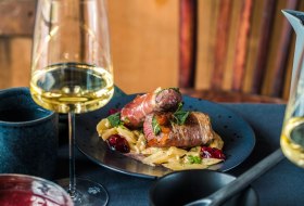 Rehsaltimbocca mit Preiselbeerjus, dazu Schwarzwurzelgem&uuml;se hoch