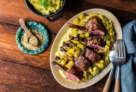 grilltes Lammkarree mit Zucchini Fenchel &copy; Foodistas