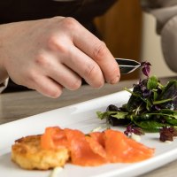 koch richtet lachs an