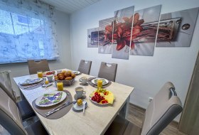 Fr&uuml;hst&uuml;ck im Esszimmer