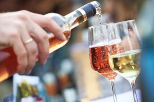 Wein ausschenken, &copy; Dieth und Schr&ouml;der