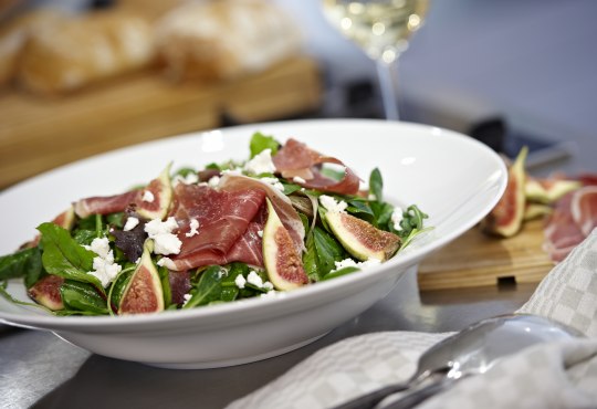 Salat mit frischen Feigen Rohschinken und Ziegenfrischk&auml;se, &copy; Robert Dieth
