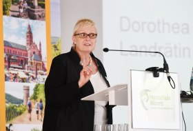 Dorothea Schäfer, Landrätin des Landkreises Mainz-Bingen, spricht ein Grußwort © Carsten Costard
