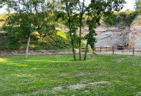 Begehbarerer, erlebbarer ehemaliger Sandsteinbruch -SCHAUsteinbruch Flonheim &copy; Andreas Beckel